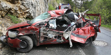Pkw von Felsbrocken getroffen: Lenkerin tot