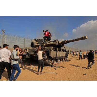 Journalisten und israelische Soldaten in Sderot am 8. Oktober.