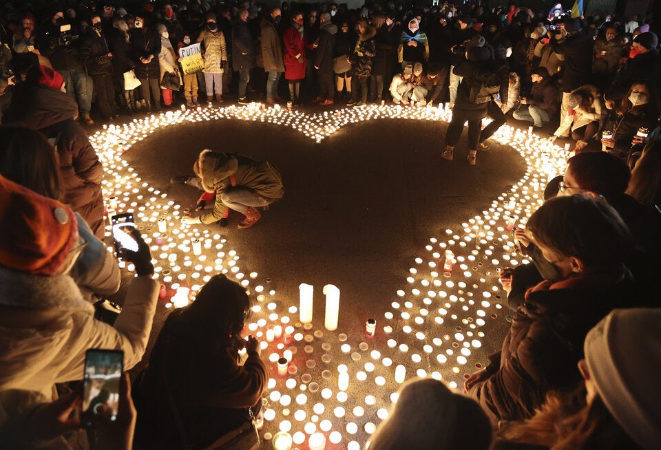 Tausende bei Lichtermeer in Wien, Heldentor blau-gelb