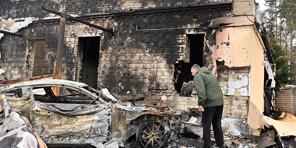 Satellitenbild zeigt Massengrab in Butscha