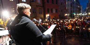Innsbrucker Friedensdemo mit Moretti und "Imagine"