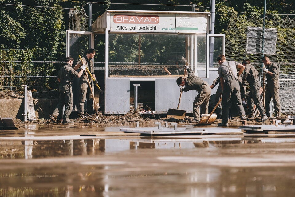 Soldaten bei Aufräumarbeiten in Zwettl.