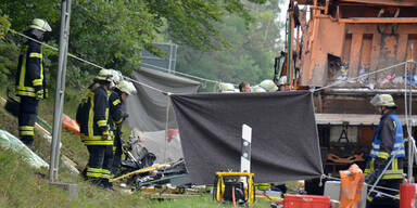 M&uuml;llwagen st&uuml;rzt auf Auto - F&uuml;nf Tote