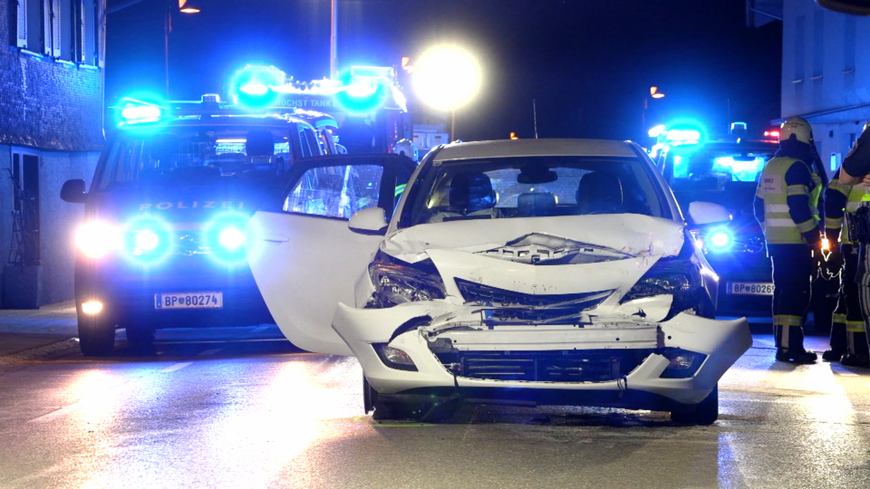 15-Jähriger flüchtet vor Polizei und kracht in Lkw