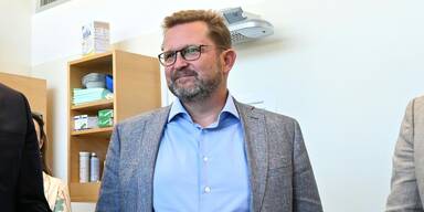 Erik Randall Huber mit Bundekanzler Nehammer und Gesundheitsminister Rauch