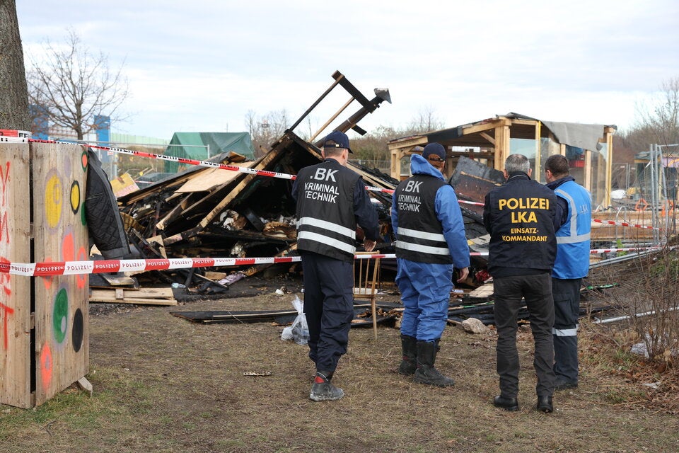 Brand bei besetzter Lobau-Baustelle