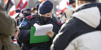 "Falsche Polzisten" bei Corona-Demo