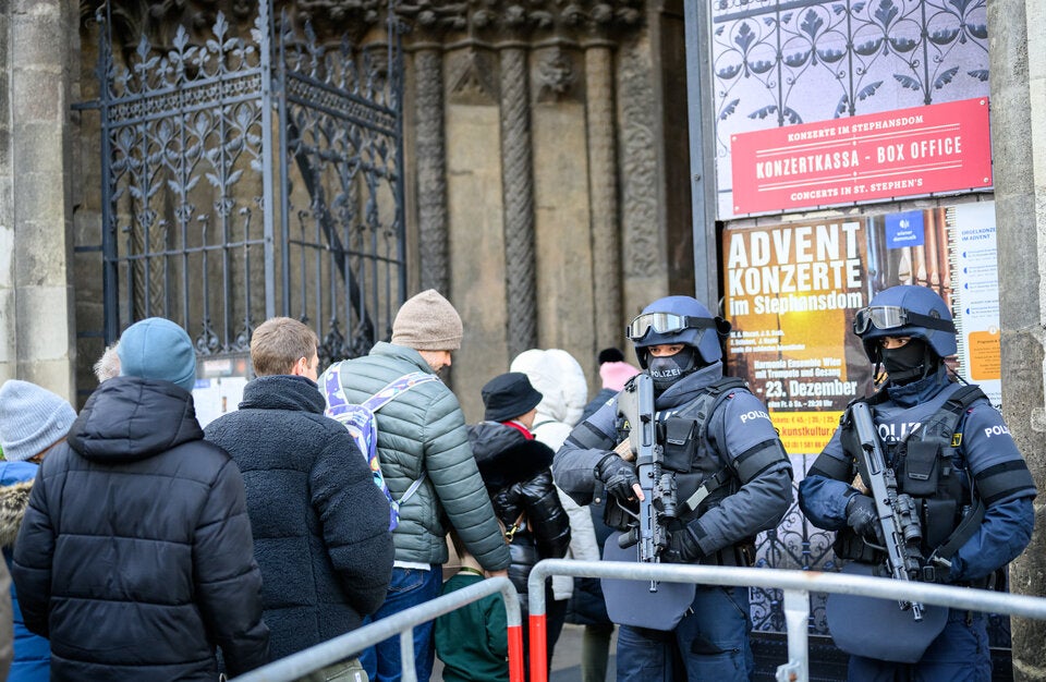 Schwerbewaffete Polizisten bewachen zu Weihnachten 2023 den Stephansdom