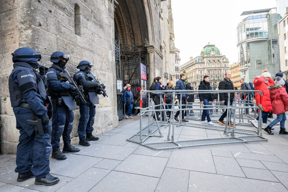 Schwerbewaffete Polizisten bewachen zu Weihnachten 2023 den Stephansdom