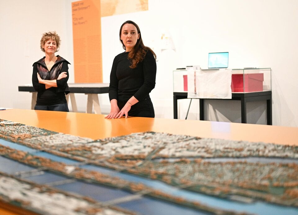 Martina Nußbaumer und Restauratorin Marina Paric mit dem elf Meter langen Modell der Donauinsel.