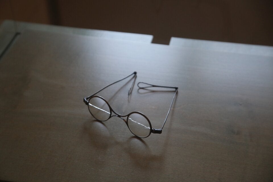 Brille von Komponist Franz Schubert während einem Rundgang in Schuberts Geburtshaus in Wien 