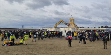 Die R&auml;umung des Protestcamps von Umweltsch&uuml;tzern auf der geplanten Baustelle der Wiener Stadtstra&szlig;e in Wien-Donaustadt.