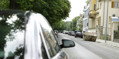 Mann st&ouml;&szlig;t Frau von Balkon und schie&szlig;t sich in den Kopf