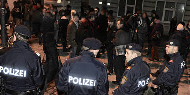 70 Rowdys: Schlacht mit der Polizei