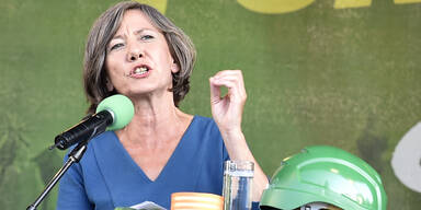 Birgit Hebein bei wahlveranstaltung