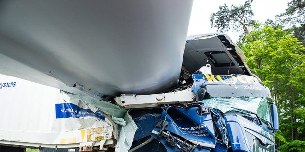 Lkw von Windradflügel aufgespießt