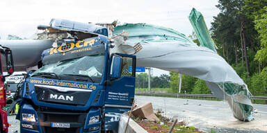 Lkw von Windradfl&uuml;gel aufgespie&szlig;t