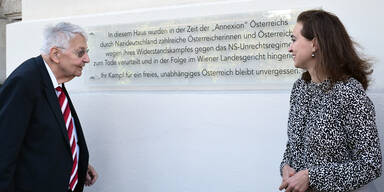 Zadić enth&uuml;llt Gedenktafel f&uuml;r NS-Opfer vor Justizpalast