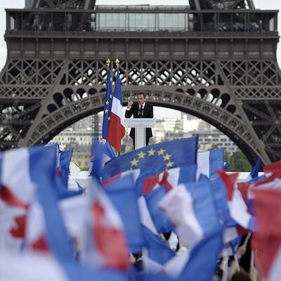 Vor dem Eiffelturm mobilisiert Sarkozy seine Wähler