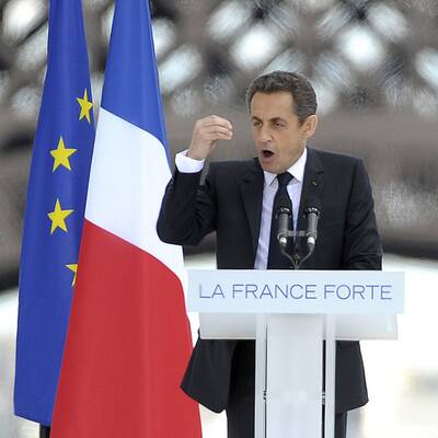 Vor dem Eiffelturm mobilisiert Sarkozy seine Wähler