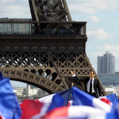 Vor dem Eiffelturm mobilisiert Sarkozy seine Wähler