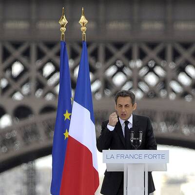 Vor dem Eiffelturm mobilisiert Sarkozy seine Wähler
