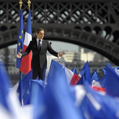 Vor dem Eiffelturm mobilisiert Sarkozy seine Wähler