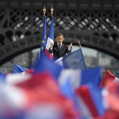 Vor dem Eiffelturm mobilisiert Sarkozy seine Wähler