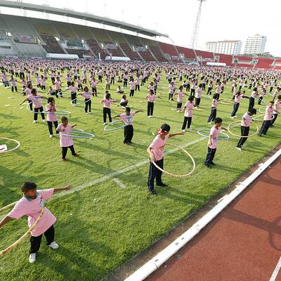 Neuer Weltrekord im Massen-Hula-Hoop 