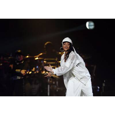 Rihanna fliegt in Abu Dhabi aus Moschee