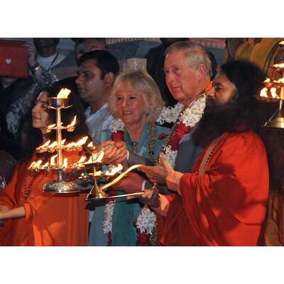 Charles & Camilla bei indischer Aarti Zeremonie