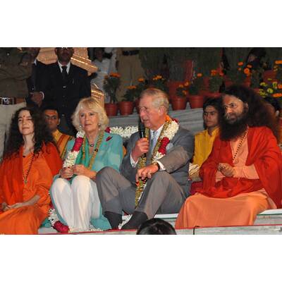 Charles & Camilla bei indischer Aarti Zeremonie