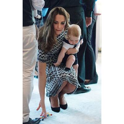 Herzogin Kate mit Baby George in Krabbelgruppe