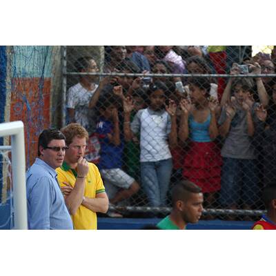 Prinz Harry spielt mit Waisenkindern in Brasilien Fußball