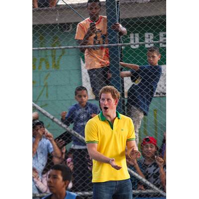 Prinz Harry spielt mit Waisenkindern in Brasilien Fußball