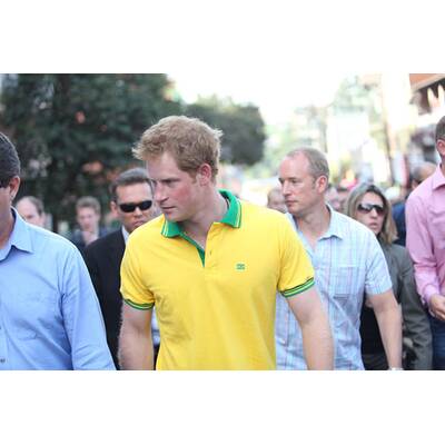 Prinz Harry spielt mit Waisenkindern in Brasilien Fußball