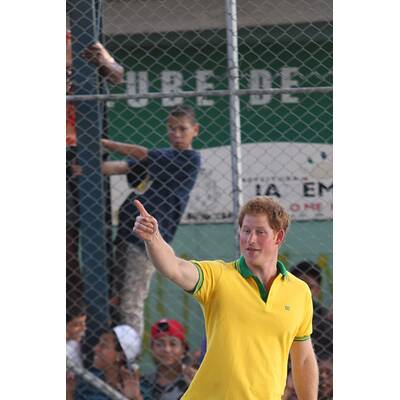 Prinz Harry spielt mit Waisenkindern in Brasilien Fußball