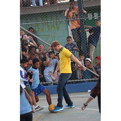 Prinz Harry spielt mit Waisenkindern in Brasilien Fußball