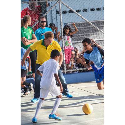 Prinz Harry spielt mit Waisenkindern in Brasilien Fußball