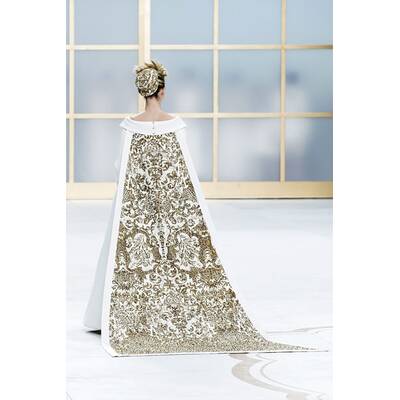 Karl Lagerfeld schickt schwangere Braut auf den Catwalk