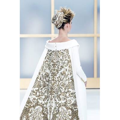 Karl Lagerfeld schickt schwangere Braut auf den Catwalk