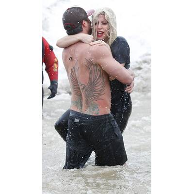 Lady Gaga springt ins Eiswasser