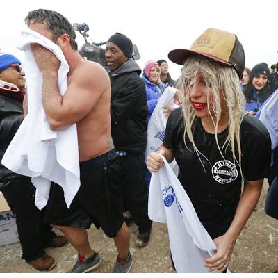 Lady Gaga springt ins Eiswasser