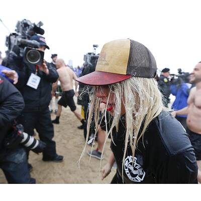 Lady Gaga springt ins Eiswasser