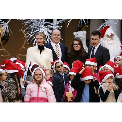 Albert & Charlène verteilen Geschenke