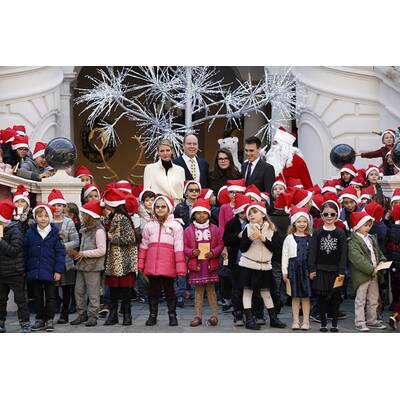 Albert & Charlène verteilen Geschenke