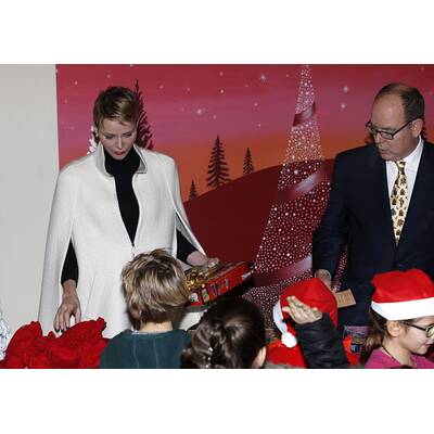 Albert & Charlène verteilen Geschenke