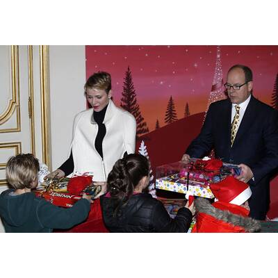 Albert & Charlène verteilen Geschenke