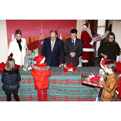 Albert & Charlène verteilen Geschenke