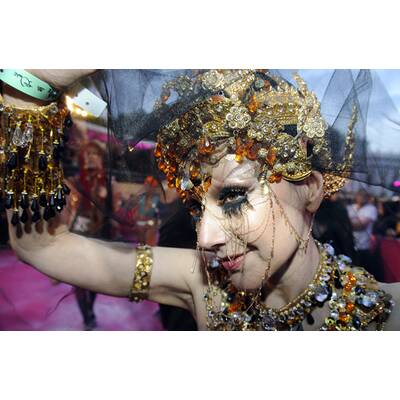 Die schrägsten Kostüme am Life Ball